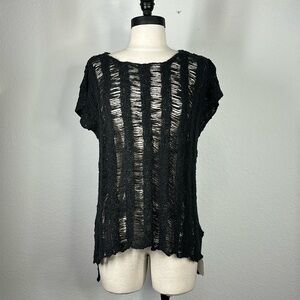 Hands to Hearts black channel weave pullover top. One size. NWT